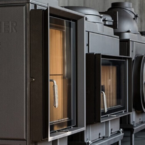 brunner_kachelofen_modelle_geraete_ausstellung_orientierung Moderný krb so štýlovým dizajnom BRUNNER